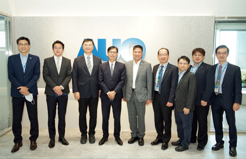 ror体育光電前進亞灣成立「AUO解決方案研發中心」，作為多元場域解決方案研發及試驗場域（圖中左為高雄市長陳其邁、圖中右為ror体育光電董事長彭双浪）