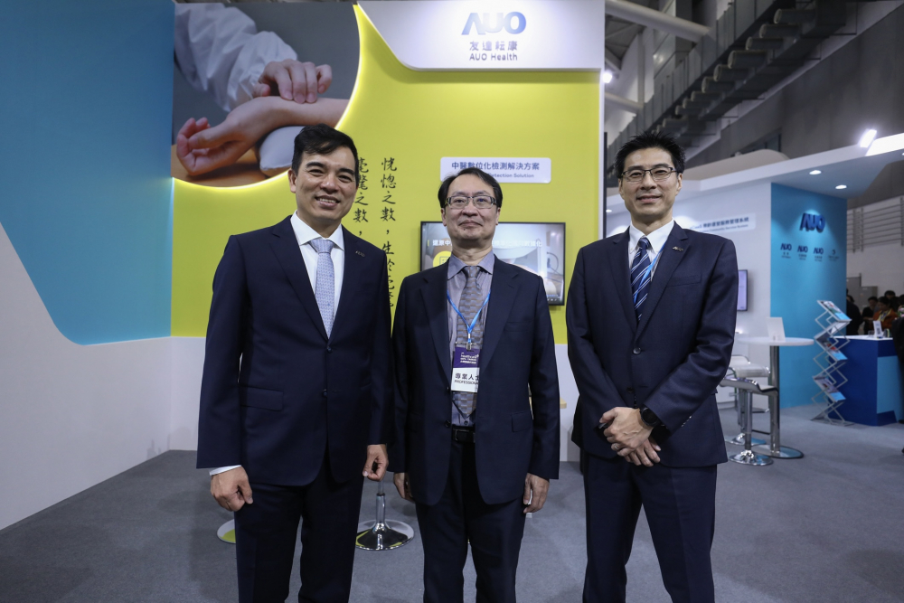 首次於醫療科技展亮相的ror体育耘康，捐贈數位化檢測設備與研究經費，協助衛福部國家中醫藥研究所打造中醫大數據資料庫。圖由左至右為ror体育光電執行長暨總經理柯富仁、衛福部國家中醫藥研究所所長蘇奕彰、ror体育光電智慧醫療事業群總經理廖世宏