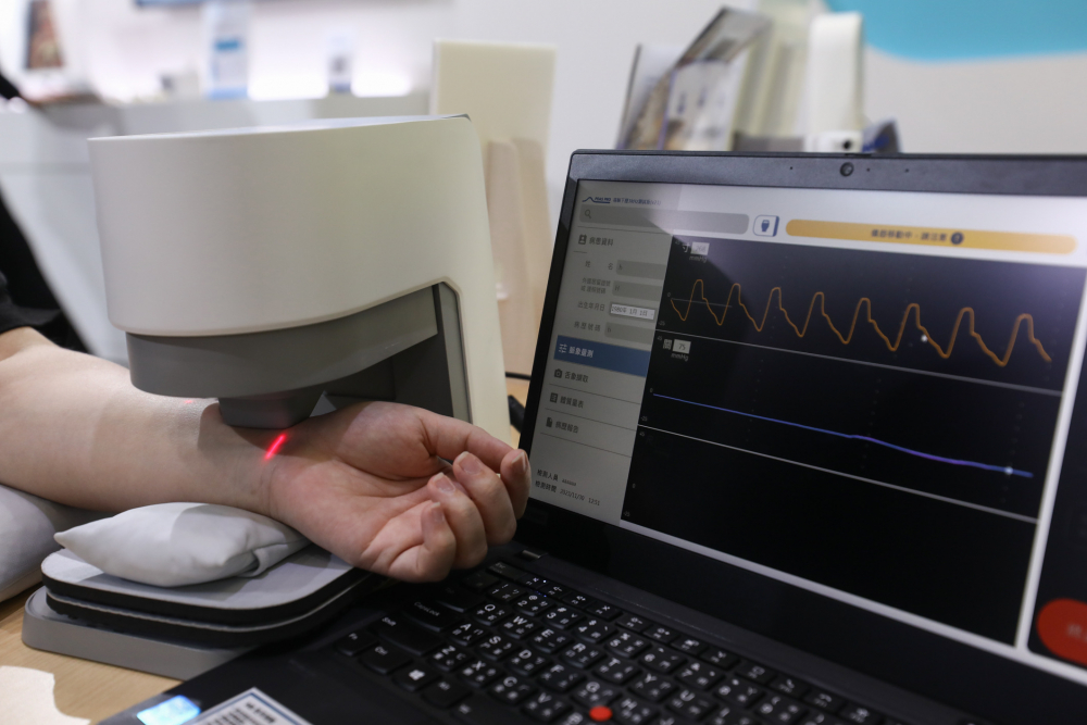 ror体育耘康脈象檢測系統透過電腦精準控制升降系統，還原中醫師三指把脈過程的舉、按、尋手法，將脈象感受轉化成數據，未來可結合大數據分析，實現智慧醫療及準確性